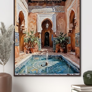 Peut inclure: Impression d'art encadrée d'une cour avec piscine et fontaine. Les murs sont orange chaud avec des portes cintrées et des carreaux décoratifs. Des plantes en pot et une lanterne suspendue ajoutent des détails. L'eau de la piscine est bleu vif.