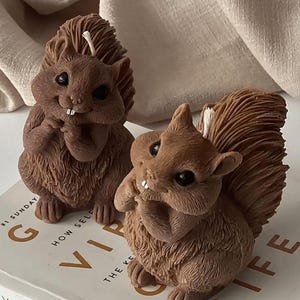 Squirrel Shaped Candle – Handmade Woodland Animal Decor – Cute Forest Gift – Soy Candle for Animal Lovers – Rustic Home Accent