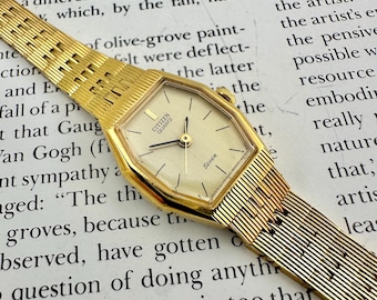Relógio Citizen Sevens vintage com mostrador dourado e padrão geométrico, pulseira dourada vintage, funcionando perfeitamente, serve em pulsos de até 16,5 cm (6,5 polegadas).