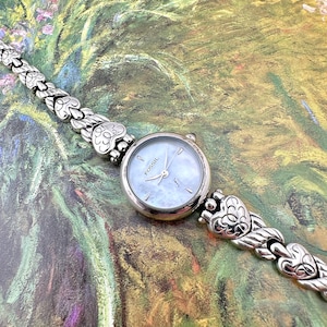 Vintage Fossil Women’s Watch Silver Tone Mother of Pearl Dial, Heart Bracelet, Working Well, Max wrist size of 7”