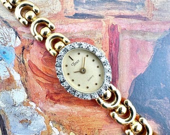 Vintage Timex Damenuhr mit goldfarbenem Armband, strukturierter Silberlünette, champagnerfarbenem Zifferblatt, skulpturalen Gliedern und Quarzgeschenk aus den 80er Jahren