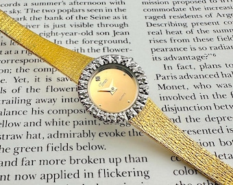 Vintage Timex Damenuhr, gespiegeltes goldenes Zifferblatt, strukturiertes Goldarmband, silberne Akzentlünette, Retro minimalistisches Design, passend für Handgelenke bis zu 17,8 cm