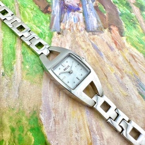 Vintage Relic by Fossil Women’s Watch with Brushed Silver Case, Open Link Bracelet, Minimalist Dial, Modern Y2K Quartz Gift