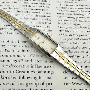 Lange rechteckige zweifarbige Petite Armbanduhr von Crossbody, minimales Zifferblatt, klassische 80er Jahre Armbanduhr, funktioniert gut, maximale Handgelenkgröße von 19,5 cm