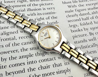 Vintage Seiko dameshorloge tweekleurige armband, zilveren getextureerde wijzerplaat, elegante ronde kast, goed werkend, past tot 6,5"" pols