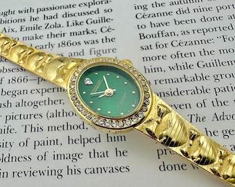 Green Dial Women’s Watch with Gold Tone Textured Band, Rhinestone Bezel, Vintage 90s Dress Style, Elegant Retro Jewelry Gift, Working Well