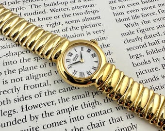 Petite Vintage Gold Tone Seiko Women’s Watch, White Dial, Retro 1980s Style, Classic Seiko Design, Max wrist size is 6.5”
