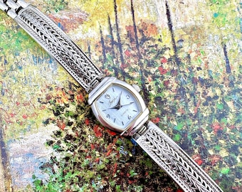 Vintage Women’s Watch with Woven Silver Tone Bracelet, Brushed Dial, Quartz Movement, Statement Accessory, Bold Gift