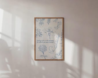 Puede incluir: Un cuadro enmarcado con ilustraciones florales azules sobre un fondo crema. El cuadro incluye varios diseños de flores y hojas, con el texto "Perhaps this is the moment for which you were created." en azul. El marco es de madera.