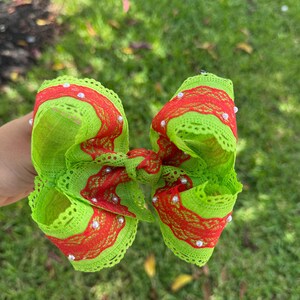 Handgemachte grüne gewellte und rote Spitze mit Perlendetailschleife, Babyschleife, Boutiqueschleife