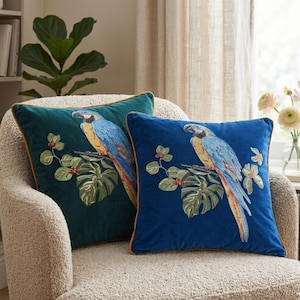 Funda de almohada de terciopelo con loro bordado – Decoración tropical, 45x45 cm