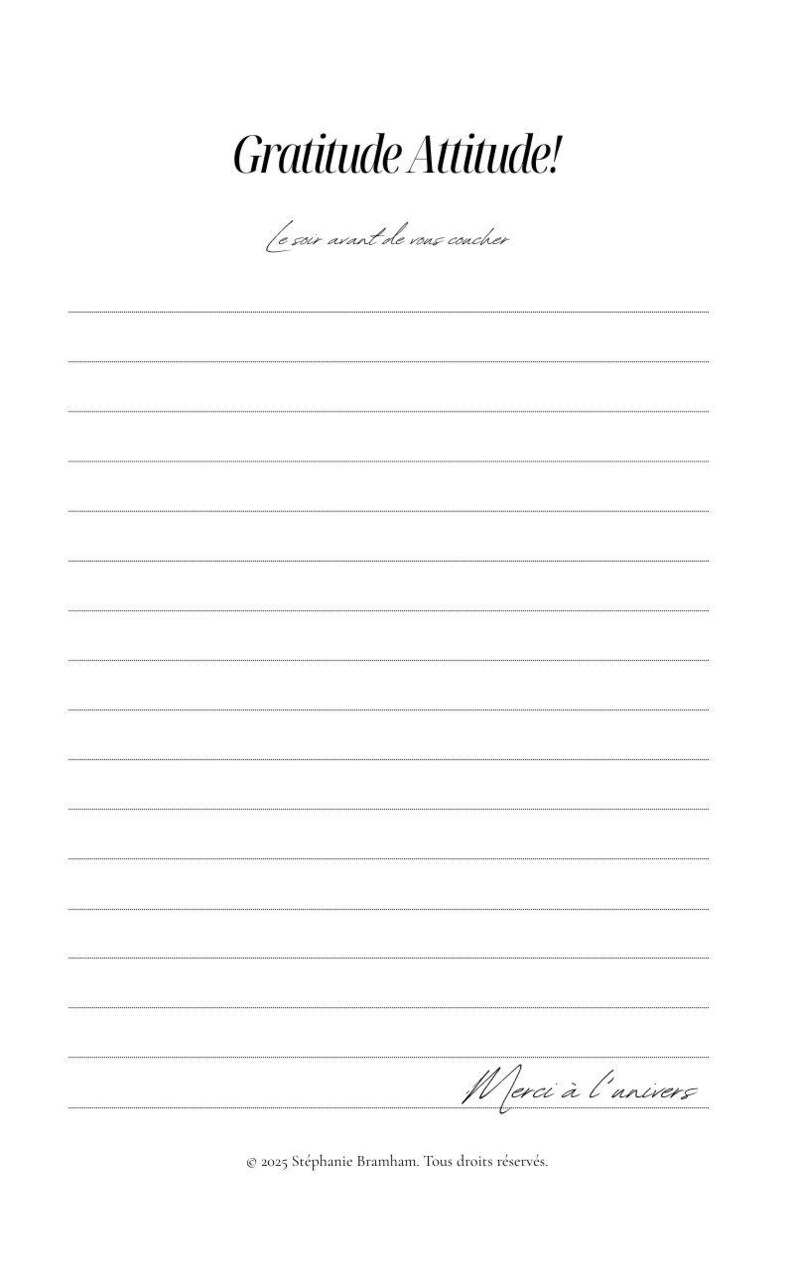 以下が含まれることがあります： スタイリッシュなフォントで「Gratitude Attitude！」という言葉が書かれた白い罫線入りのジャーナル。タイトルの下には「Ce soir avant de vous coucher」というテキストがあります。「Merci &agrave; l'univers」というフレーズが一番下にあります。