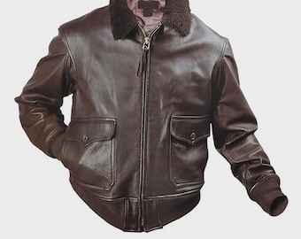 Puede incluir: Chaqueta bomber de cuero marrón con cuello de borrego. La chaqueta tiene dos bolsillos delanteros, cierre de cremallera y puños y dobladillo de canalé. Un estilo clásico.