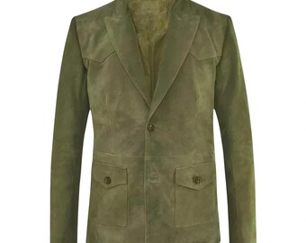 Puede incluir: Blazer de ante verde oliva con solapas de muesca, dos bolsillos delanteros con solapa y cierre de un botón. La chaqueta tiene un corte clásico y un aspecto suave y texturizado. Una prenda versátil para un look casual o semiformal.
