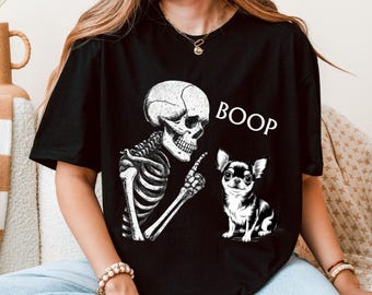 ハロウィン犬スケルトンシャツ、チワワシャツ、ペンブロークチワワ愛好家へのギフト、秋の犬のお父さんグラフィックスウェットシャツ、不気味なチワワスウェットシャツ