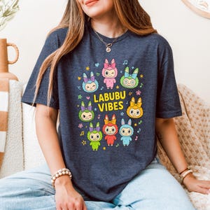 Camiseta Labubu, diseño personalizado de Labubu, linda camiseta de dibujos animados, regalo para ella, camiseta con gráficos suaves, linda camiseta de moda, camiseta estética kawaii