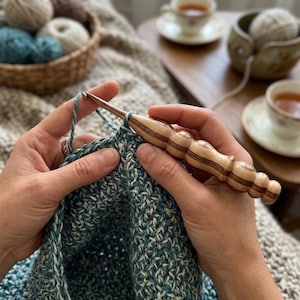 Handgjord virknål i rosenträ - Ergonomisk sticknål i trä för garnälskare