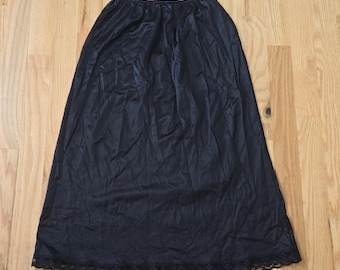Vintage Warners Black Nylon and lace women's Half slip size Small