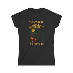 Pode incluir: T-shirt preta com o texto dourado "THE CORPSE DANCED AT MIDNIGHT". O gráfico inclui uma lua cheia, uma silhueta e uma pessoa em vermelho. O nome do autor, J.B. Fletcher, está abaixo.