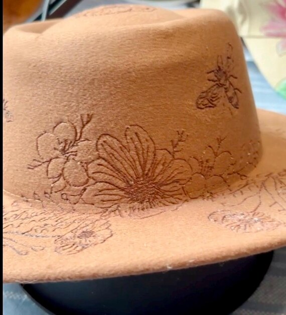 Camel colored felt hat, with hand burned images of poppy flowers & bees. Removable leather hat band. Medium adult sized wearable art.