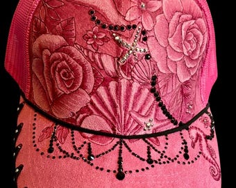 ¡Precio de ganga! Originalmente 75.99. Tema playero, conchas marinas y rosas, gorra de béisbol con parte trasera de malla de gamuza sintética (quemada a mano). Brillantes diamantes de imitación.