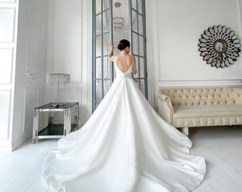 Minimalist Satin A-Line Brautkleid, tiefer V-Ausschnitt, offener Rücken