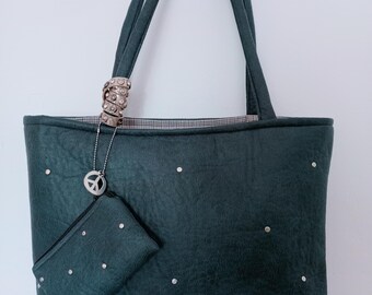 Bolso verde con tachuelas.