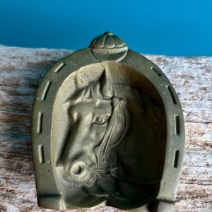 posacenere in ottone massiccio a forma di ferro di cavallo, realizzato in Inghilterra