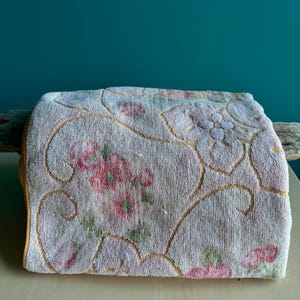 Retro Vintage Bath Towel, rose decoration, cottagecore, sweet country rose.