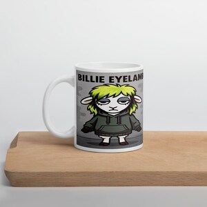 Taza de Billie Eyelamb: Divertida parodia de un cordero melancólico / Taza con un animal de la cultura pop / Regalo alternativo para fanáticos de la música / Mohawk Dog Studios