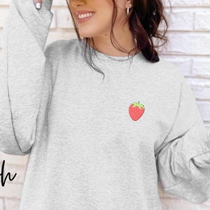 Strawberry Embroidered Sweatshirt, crewneck sweatshirt embroidered, gift for her, strawberry lover, strawberry embroidery,embroidered jumper