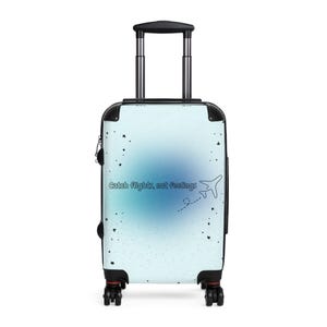 Catch Flights Not Feelingsスーツケース オーラブルー 旅行用ラゲッジ、トレンディなBaddieローリングバッグ、キュートな空港テイストの機内持ち込みギフト