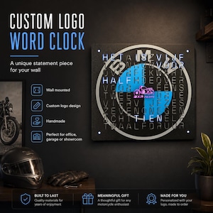 Könnte beinhalten: Eine quadratische Wand-Wortuhr mit schwarzem Hintergrund und weißem BMW-Logo-Umriss. Das Zifferblatt zeigt ein Gitter aus niederländischen Buchstaben mit dem leuchtenden Text HET IS VIJF OVER HALF TIEN und einem BXR PARTS Motorrad-Logo.