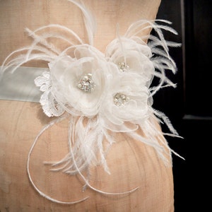 Cintura da sposa in organza con fiori e piume