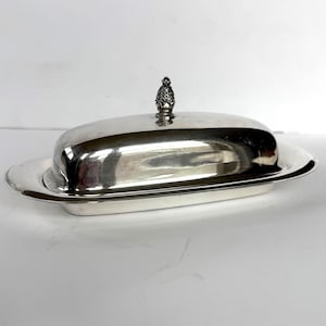 Vintage Wm. Rogers Silver Plated Butter Dish, Covered with Pineapple Finial.