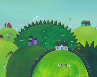 Puede incluir: Una pintura caprichosa representa colinas verdes onduladas salpicadas de casas y árboles coloridos bajo un cielo azul claro. La obra presenta una variedad de estilos arquitectónicos y algunos animales pastando, creando una escena de paisaje encantadora.