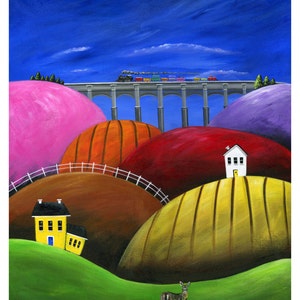 Peut inclure: Une peinture colorée représente un paysage fantaisiste avec des collines aux tons rose, orange, rouge et jaune. Un train traverse un pont au loin. Une maison blanche et une maison jaune avec une porte bleue sont visibles. Un cerf se tient au premier plan.