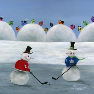 Könnte beinhalten: Ein skurriles Gemälde zeigt zwei Schneemänner beim Eishockeyspielen auf einer Eisfläche. Ein Schneemann trägt ein rotes Trikot mit der Nummer 9, der andere ein blaues Trikot. Bunte Häuser säumen die schneebedeckten Hügel im Hintergrund unter einem hellblauen Himmel.