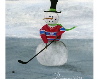 Pode incluir: Uma pintura fantasiosa de um boneco de neve jogando hóquei. O boneco de neve usa uma camisa de hóquei vermelha com listras azuis e um cachecol verde. Ele tem uma cartola preta e um nariz de cenoura. Um taco de hóquei e um disco também são visíveis.