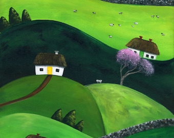 Puede incluir: Pintura original de verdes colinas salpicadas de casas blancas con tejados de paja. Un muro de piedra serpentea por el paisaje, y una vaca pasta en la distancia. El cielo es azul.