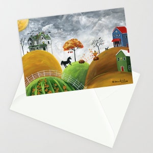 Può includere: Un biglietto d'auguri a tema autunnale con un dipinto di paesaggio stravagante. L'opera raffigura colline, case, un cavallo nero e uno spaventapasseri. La tavolozza dei colori comprende sfumature di giallo, verde, marrone e grigio, con una luna piena nel cielo.