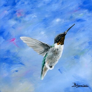 Peut inclure: Peinture d'un colibri en vol sur fond de ciel bleu. L'oiseau a une tête noire, une poitrine blanche et des ailes grises. La signature de l'artiste et l'année 2013 sont en bas à droite. Le fond présente des coups de pinceau bleus et roses.