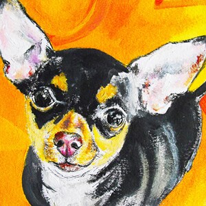 Puede incluir: Pintura en primer plano de un perro chihuahua con pelaje negro, blanco y amarillo, sobre un fondo naranja vibrante. Los ojos del perro son grandes y sus orejas est&aacute;n levantadas, d&aacute;ndole una expresi&oacute;n alerta. La obra de arte tiene una apariencia texturizada y pintada.