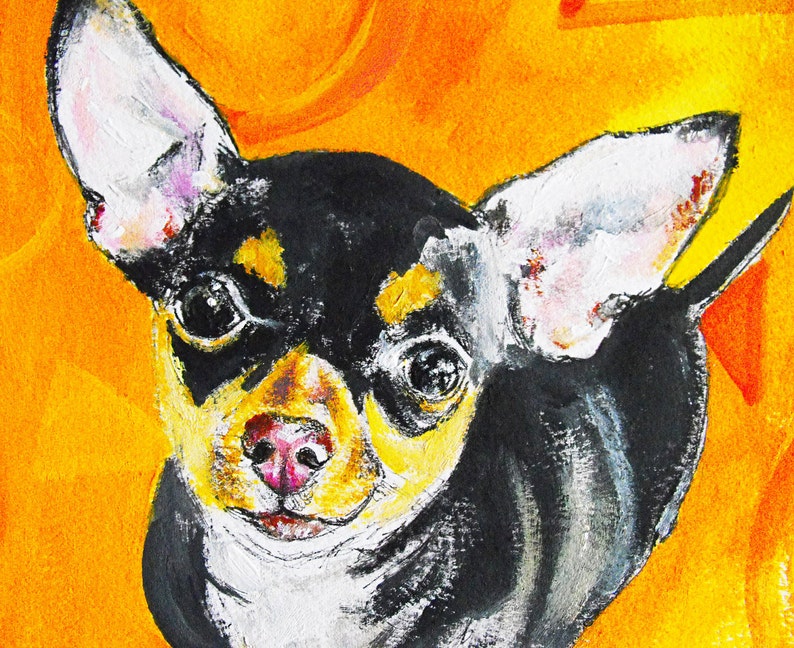 Puede incluir: Pintura en primer plano de un perro chihuahua con pelaje negro, blanco y amarillo, sobre un fondo naranja vibrante. Los ojos del perro son grandes y sus orejas est&aacute;n levantadas, d&aacute;ndole una expresi&oacute;n alerta. La obra de arte tiene una apariencia texturizada y pintada.