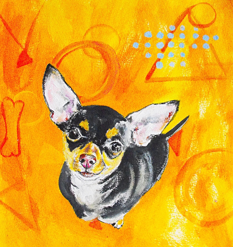 Puede incluir: Una pintura colorida de un perro Chihuahua con pelaje negro, canela y blanco, sobre un fondo amarillo vibrante con formas abstractas naranjas y azules. El perro mira hacia arriba con una expresi&oacute;n dulce.