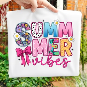 Pode incluir: Um conjunto de três canecas de cerâmica com acabamento fosco e salpicado. As canecas são em tons de creme, cinza claro e cinza escuro. Cada caneca tem um design simples e minimalista.