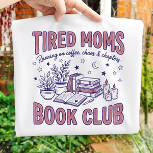 Club del libro delle mamme stanche PNG Correndo a caffè Caos Capitoli Lettore accogliente PNG Vita da mamma alla moda Sublimazione Download digitale