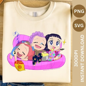 Puede incluir: Sudadera color crema con una ilustración de dibujos animados de tres personajes animados en un sofá rosa, comiendo bocadillos y viendo la televisión. El diseño incluye una bolsa de patatas fritas y un cuenco de palomitas de maíz. Los personajes llevan pijamas y tienen pelo colorido.