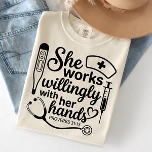Krankenschwester Sprüche 31:13 PNG Sie Arbeitet Bereitwillig Mit Ihren Händen Medizinisches Personal Zitat PNG Script Font Nurse Life Trendy Gesundheitsgeschenk