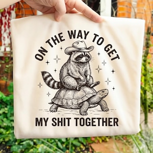 On The Way To Get My Shit Together, grappige wasbeer, schildpad, cowboyhoed, ontwerp sarcastische humor, westerse rustieke sublimatie digitaal png